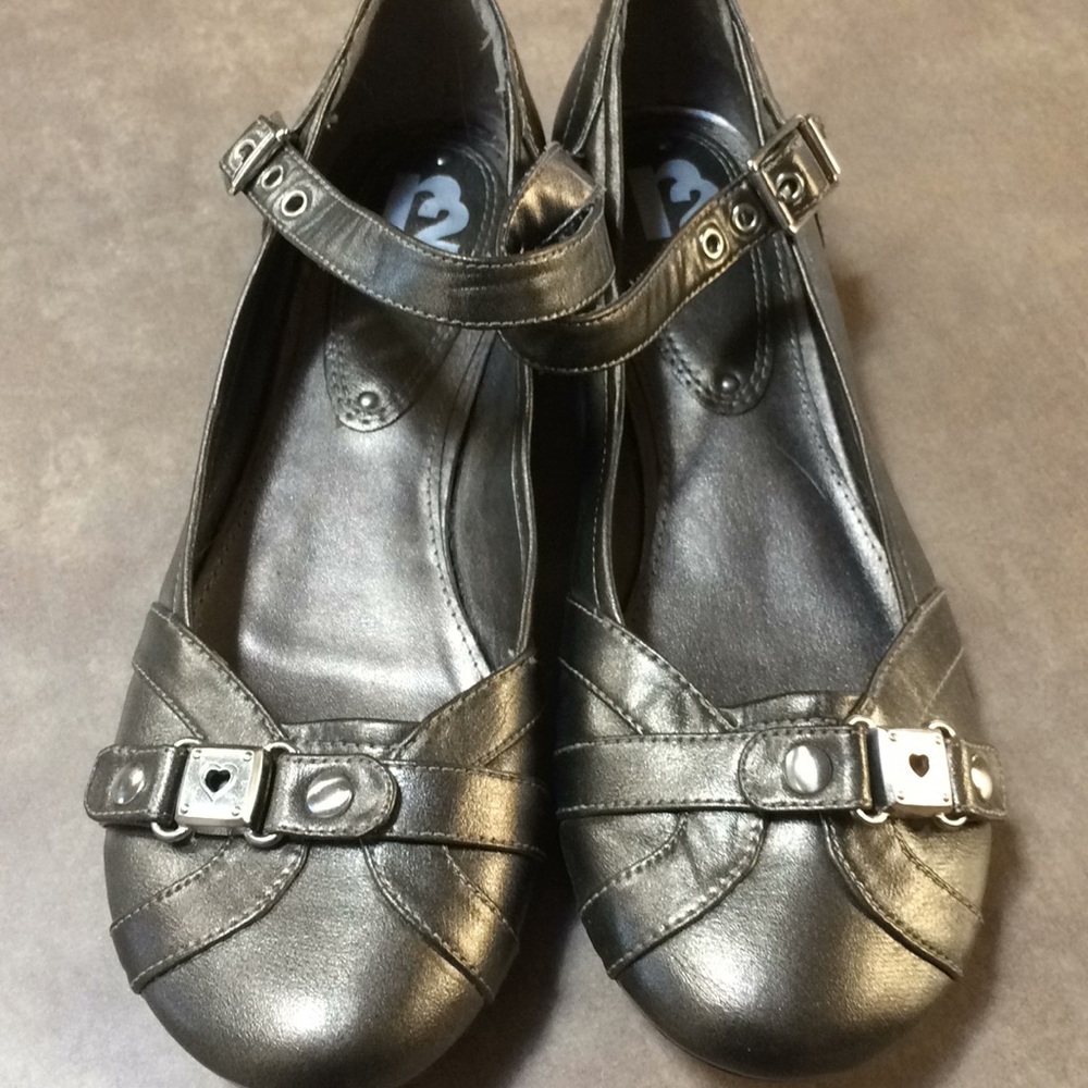 r2 Pewter Flats